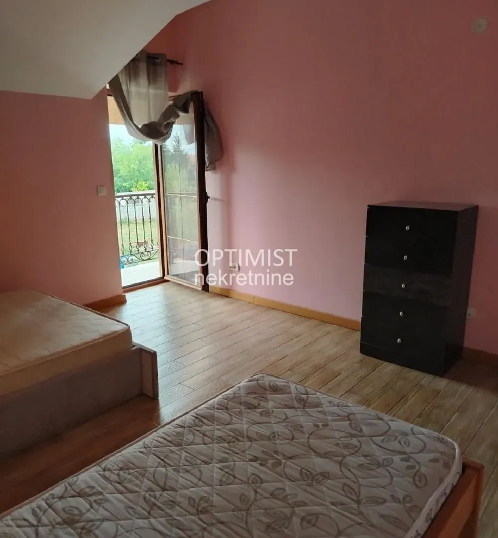 Izdavanje, četvorosoban stan, 220m², Surčin, Beograd