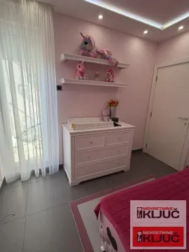 Dečja soba sa belom komodom, policama i krevetom. - image 9