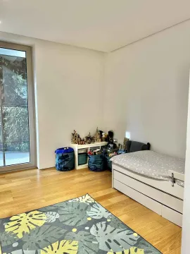 Dječija soba sa krevetom, igračkama i izlazom na terasu. - image 10
