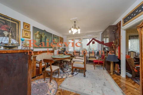 Dnevni boravak ispunjen tradicionalnim nameštajem, umetničkim slikama i detaljima. - image 2