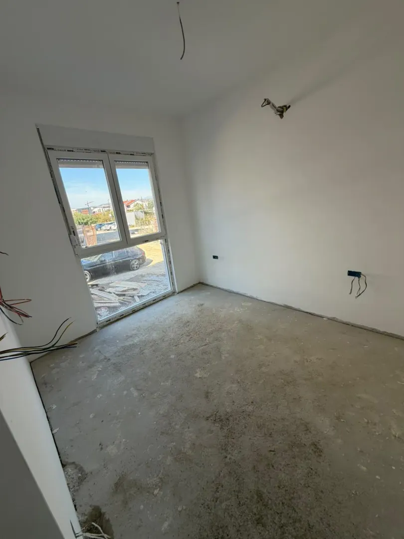 Neopremljena prostorija u izgradnji sa prozorom.