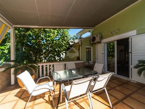 Izdavanje, četvorosoban stan, 150m², Tivat, Crna Gora - image 7