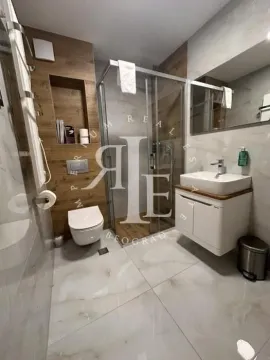 Moderno kupatilo sa tuš kabinom, umivaonikom i ugradnom wc šoljom. - image 12