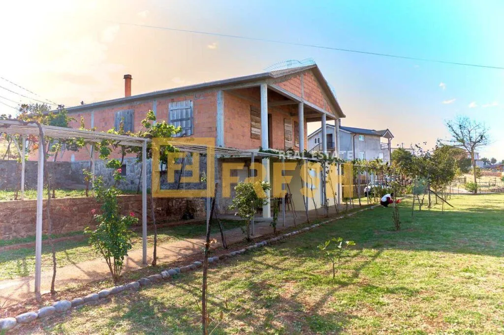 Sale, house, 190m², Kakaricka Gora, Podgorica