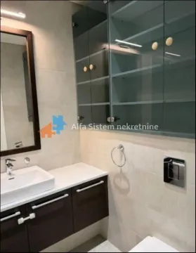 Moderno opremljeno kupatilo sa umivaonikom, ogledalom i zidnim ormarićem. - image 8
