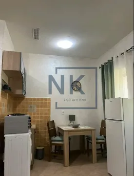 Manja kuhinja sa trpezarijskim stolom i frižiderom. - image 3