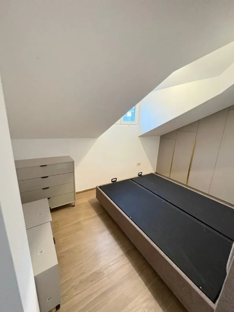 Izdavanje, dvosoban stan, 60m², Tivat, Crna Gora