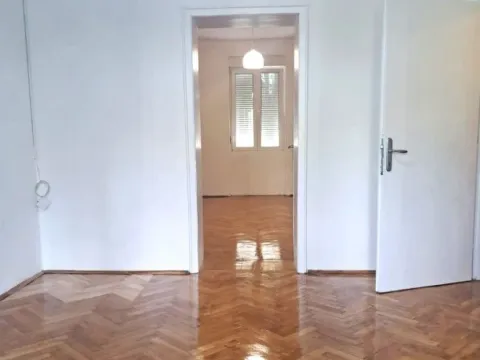 Izdavanje, poslovni prostor, 60m², Centar, Podgorica