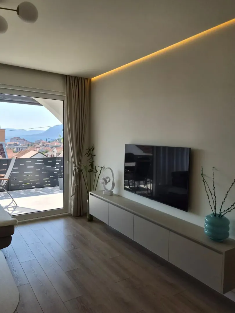 Rent, two bedroom apartment, 84m², Kalimanj, Tivat