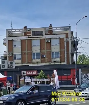 Pogled na spoljašnjost zgrade sa poslovnim prostorom u prizemlju. - image 13