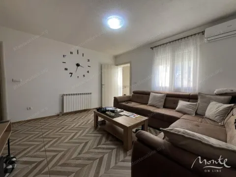 Dnevna soba sa ugaonom garniturom, stočićem i zidnim satom. - image 4