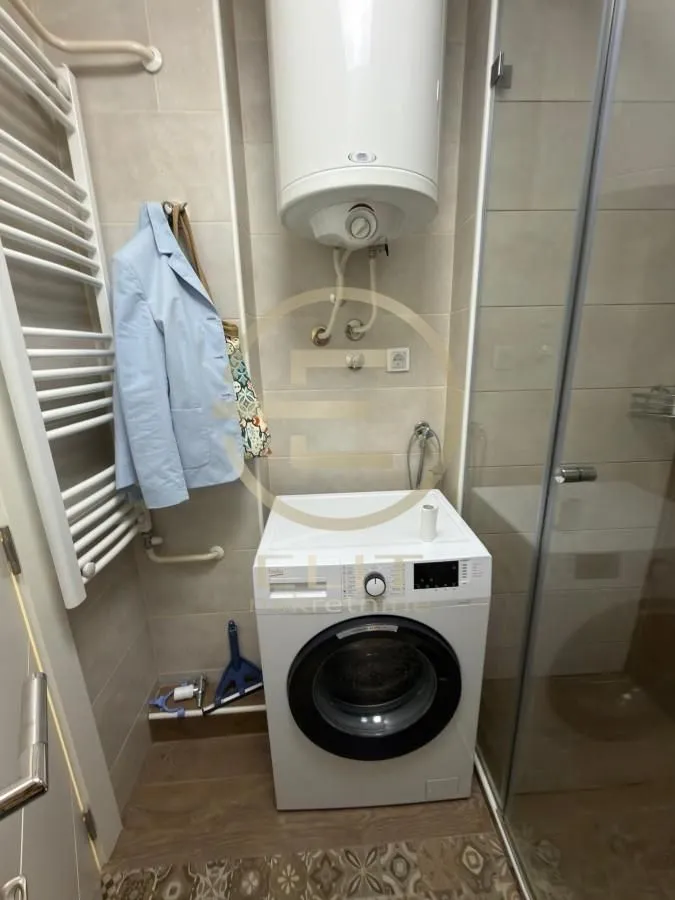 Kupatilo sa veš mašinom, bojlerom i tuš kabinom.