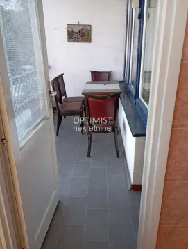 Zastakljena terasa sa trpezarijskim stolom i stolicama. - image 6