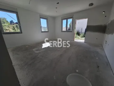 Neuređena prostorija u fazi renoviranja sa belim zidovima i prozorima. - image 2