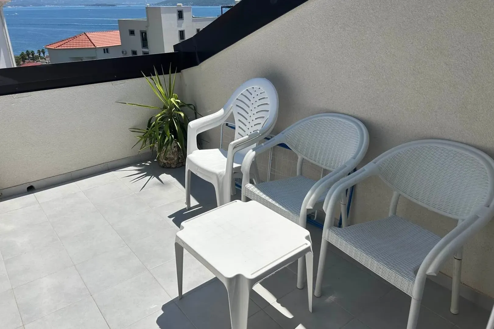 Izdavanje, dvosoban stan, 68m², Đenovići, Herceg Novi