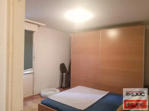 Spavaća soba sa velikim garderoberom i bračnim krevetom. - image 4