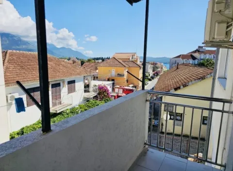 Pogled sa terase na okolne zgrade i planine. - image 18