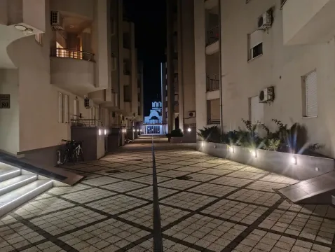 Noćni pogled na popločano dvorište između stambenih zgrada. - image 9