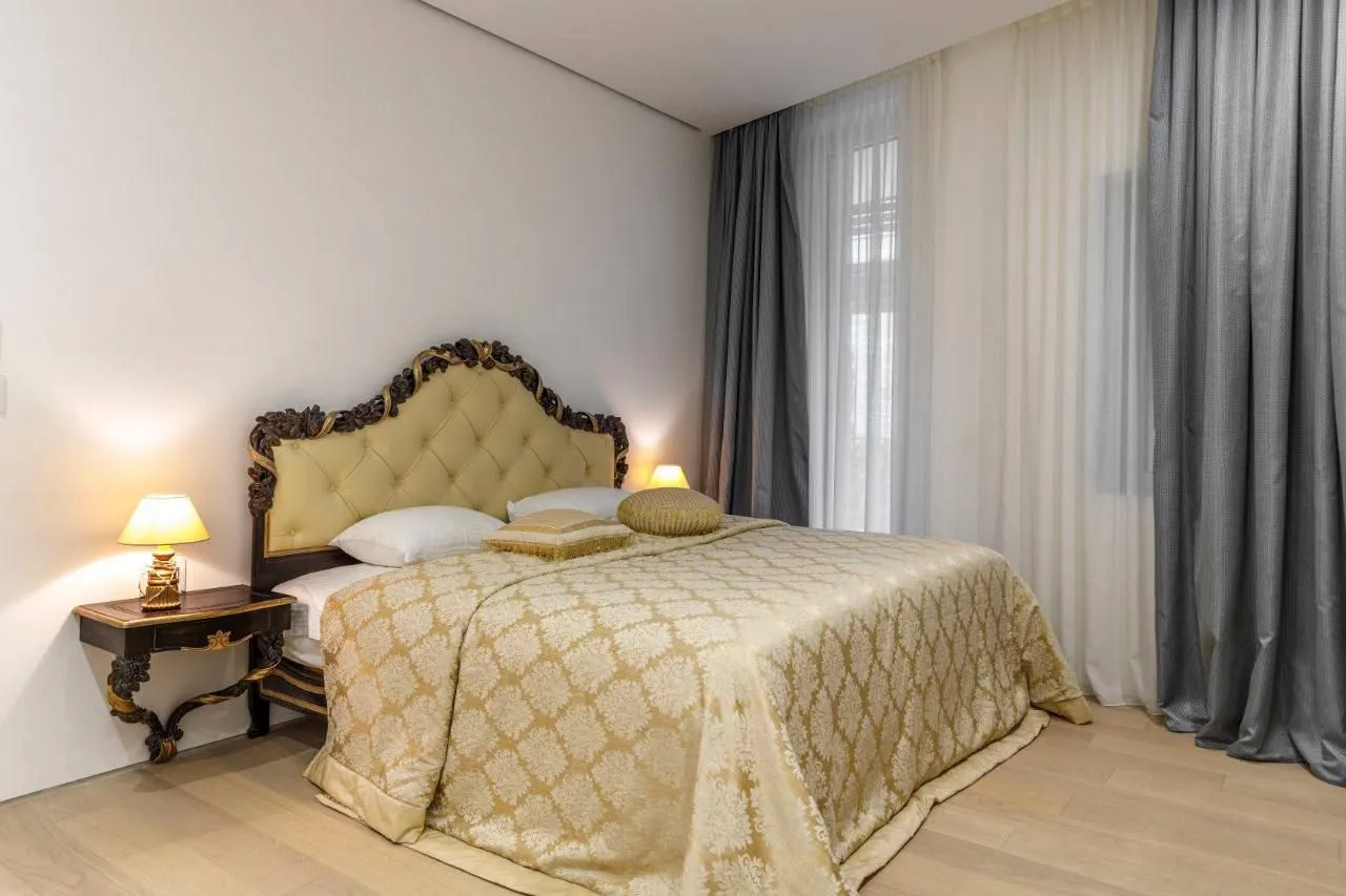 Izdavanje, dvosoban stan, 178m², Dukley Gardens, Budva