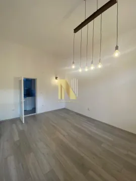 Prazna dnevna soba sa drvenim podom i modernim lusterom. - image 17