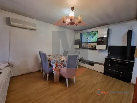 Dnevni boravak sa trpezarijskim stolom, klima uređajem i kaminom. - image 5