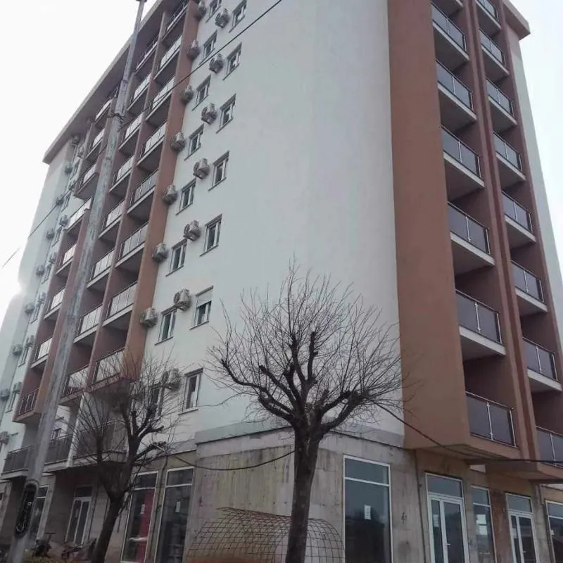 Pogled na spoljašnjost stambene zgrade sa terasama.
