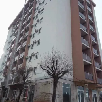 Pogled na spoljašnjost stambene zgrade sa terasama. - image 5