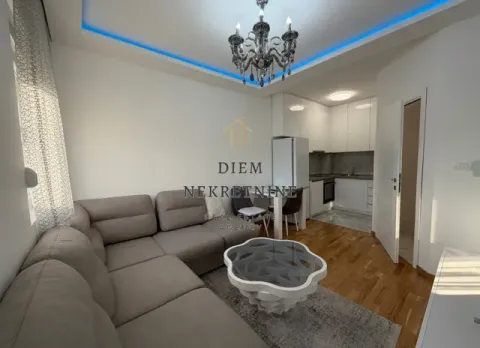 Dnevni boravak sa garniturom i trpezarijom u sklopu otvorenog plana. - image 2