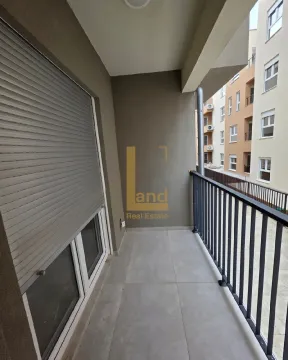 Natkriveni balkon sa pogledom na susjednu zgradu. - image 4