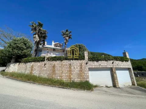Eksterijer kuće sa kamenom ogradom i garažama. - image 11