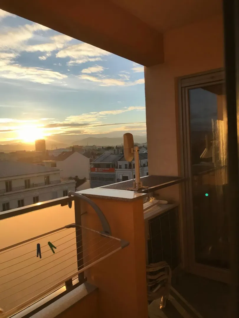 Pogled sa balkona na grad i zalazak sunca.