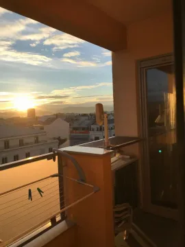 Pogled sa balkona na grad i zalazak sunca. - image 15