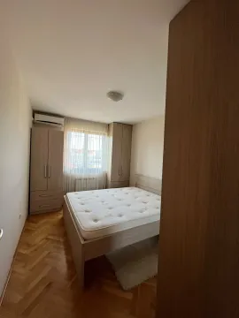 Namještena spavaća soba sa bračnim krevetom, plakarima i parketom. - image 16