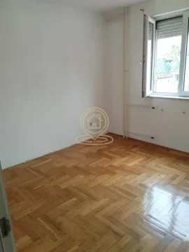Prazna soba sa parketom i prozorom. - image 18