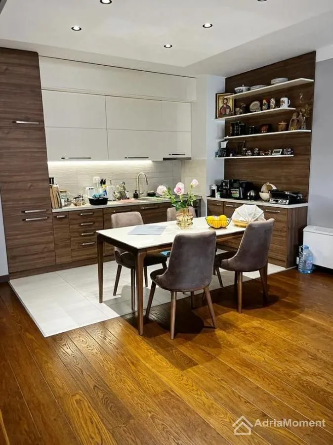 Prodaja, jednosoban stan, 77m², Centar, Budva