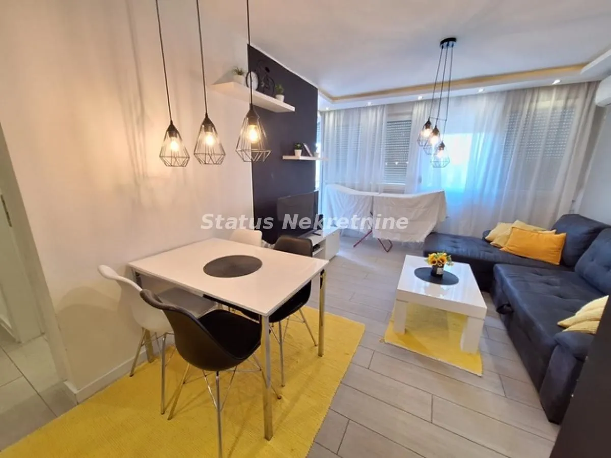 Dnevna soba sa trpezarijom i modernim osvetljenjem.
