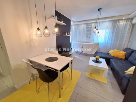 Dnevna soba sa trpezarijom i modernim osvetljenjem. - image 2