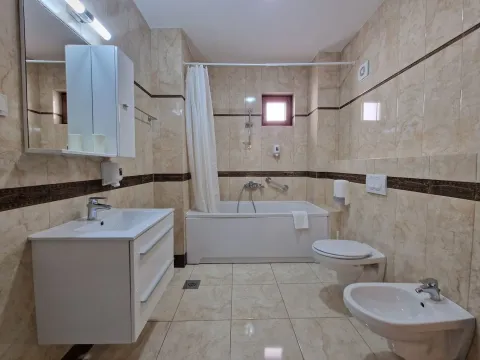 Izdavanje, jednosoban stan, 90m², Bečići, Budva - image 25