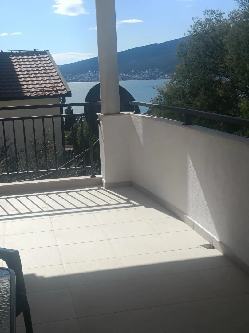 Prostrana terasa sa pogledom na more.
