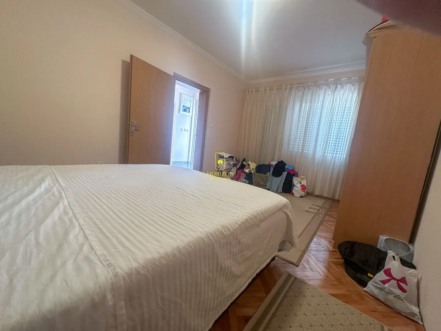 Spavaća soba sa krevetom i ormarom.