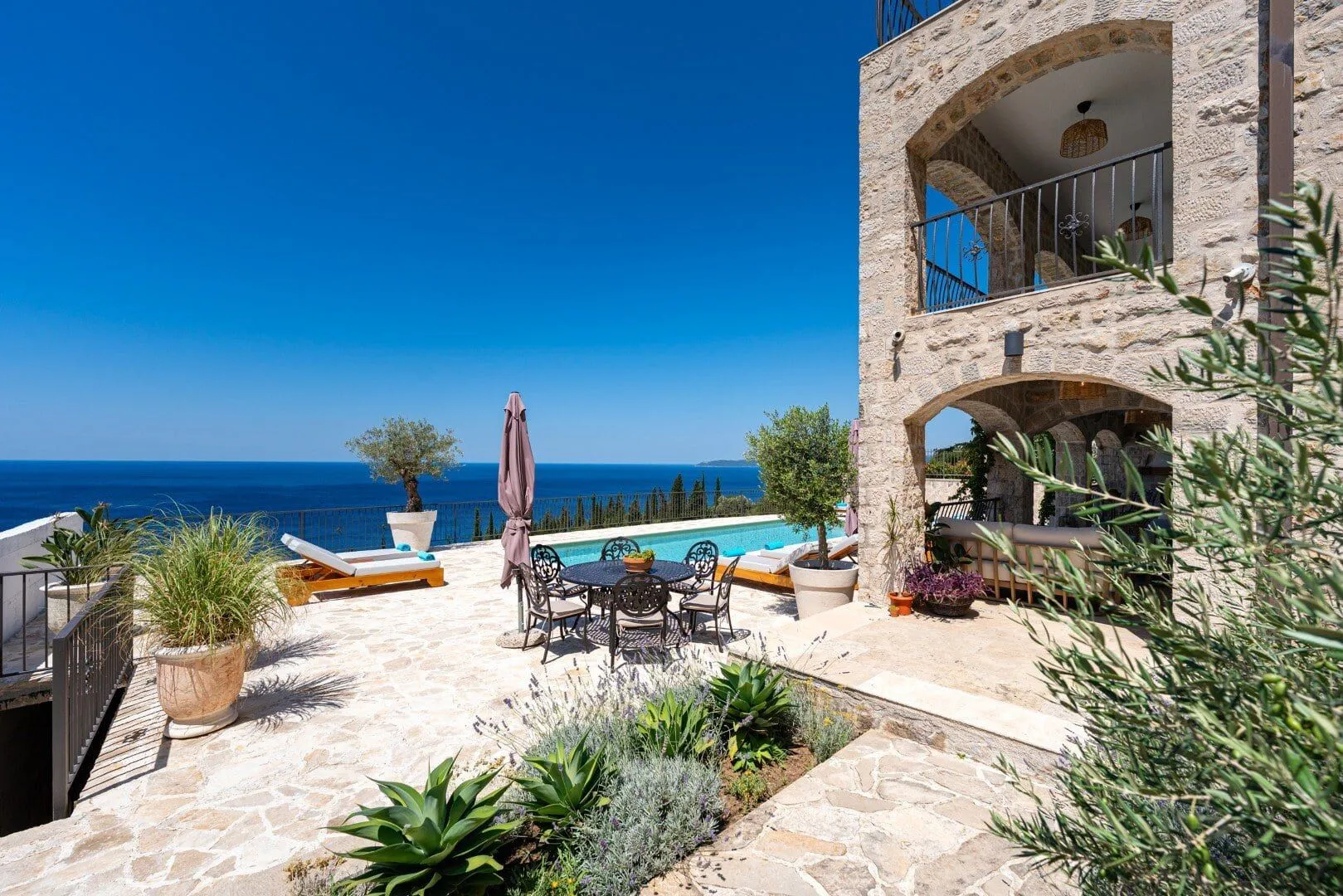 Sale, house, 374m², Drobni pijesak, Budva