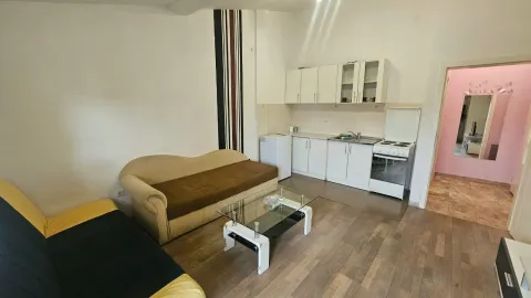 Dnevni boravak sa garniturom i kuhinjskim dijelom u pozadini. - image 2