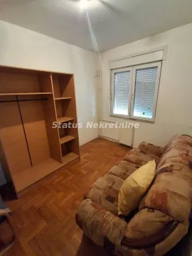 Manja spavaća soba sa kaučem, ormarom i prozorom. - image 4