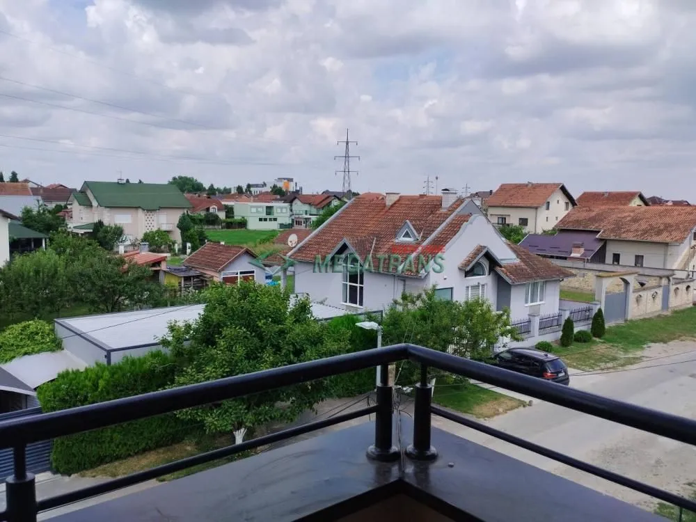 Pogled sa terase na naselje i okolne kuće.
