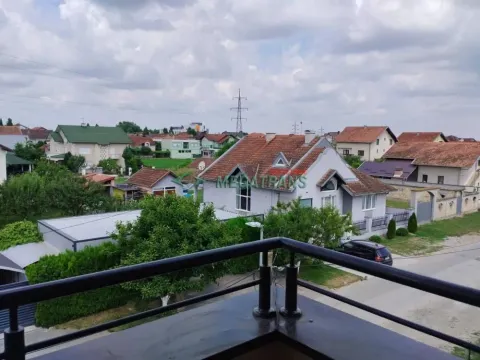 Pogled sa terase na naselje i okolne kuće. - image 15