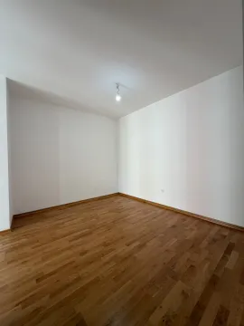 Prazna soba sa bijelim zidovima i parketom. - image 8