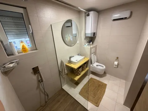 Moderno opremljeno kupatilo sa tuš kabinom, umivaonikom i toaletom. - image 7
