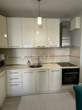 Moderna bijela kuhinja sa sudoperom, ugradnom rernom i elementima. - image 3