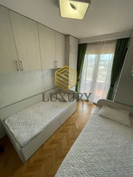 Manja spavaća soba sa dva kreveta i ugradnim plakarima. - image 7