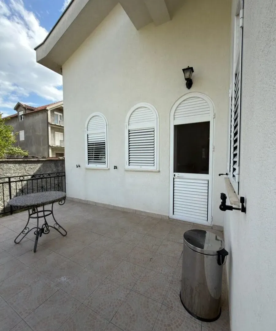 Rent, house, 450m², Zlatica, Podgorica